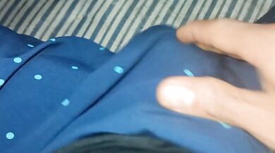 ME ENCANTA MASTURBARME CON MI HERMANASTRO Y VER COMO SALE TODA SU LECHE. ESA VERGA GRANDE ME PONE MUY CALIENTE Y MOJO MI SHORT.