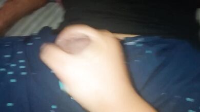 ME ENCANTA MASTURBARME CON MI HERMANASTRO Y VER COMO SALE TODA SU LECHE. ESA VERGA GRANDE ME PONE MUY CALIENTE Y MOJO MI SHORT.