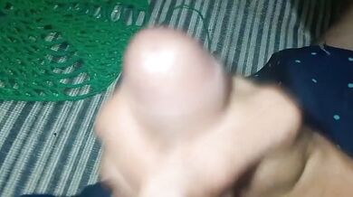 ME ENCANTA MASTURBARME CON MI HERMANASTRO Y VER COMO SALE TODA SU LECHE. ESA VERGA GRANDE ME PONE MUY CALIENTE Y MOJO MI SHORT.
