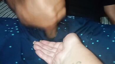 ME ENCANTA MASTURBARME CON MI HERMANASTRO Y VER COMO SALE TODA SU LECHE. ESA VERGA GRANDE ME PONE MUY CALIENTE Y MOJO MI SHORT.