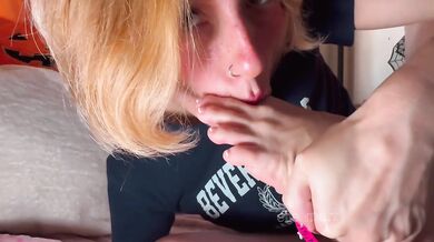 Big sis teaches you how to worship feet JOI VR POV ~ Elle Marz