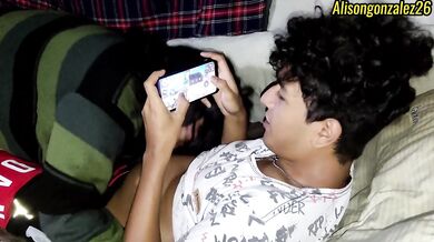 My boyfriend plays Free Fire while I give him a merciless blowjob to make him lose.