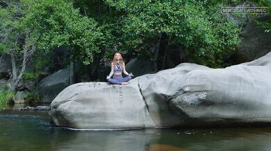 Petite Redhead’s Guided Meditation : Connect Deeply to Your Body