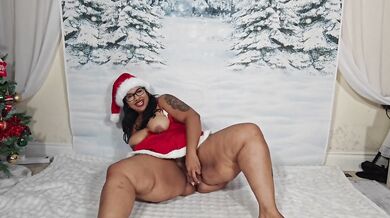 BBW Zozo shows you why she's on the naughty list!