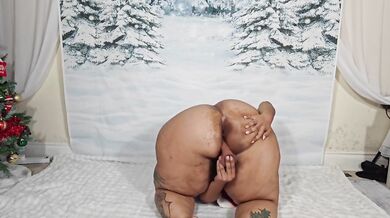 BBW Zozo shows you why she's on the naughty list!