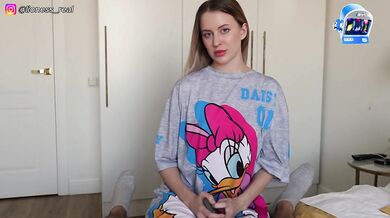 I Wanted To Jerk Off, But A Sexy Young Stepmom Helped Me Cum With Her Tight Pussy
