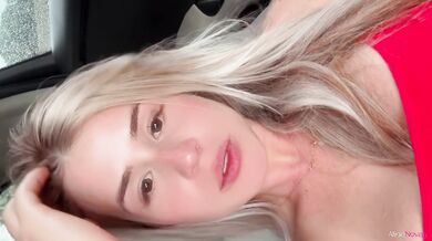 Com a bucetinha escorrendo loira safada se masturba até gozar