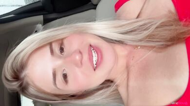 Com a bucetinha escorrendo loira safada se masturba até gozar