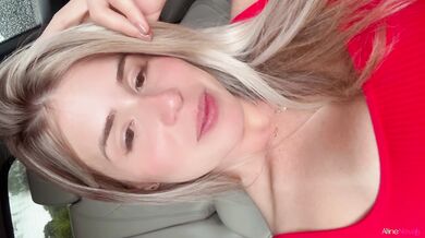 Com a bucetinha escorrendo loira safada se masturba até gozar