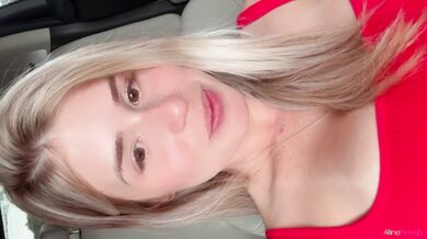 Com a bucetinha escorrendo loira safada se masturba até gozar