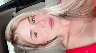Com a bucetinha escorrendo loira safada se masturba até gozar
