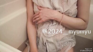 お風呂で服着たまま乳首責めオナニー ぴったり服が張り付いて乳首が透け透け 最後はイクイク腰を振りながら絶頂