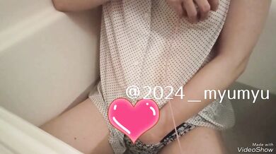 お風呂で服着たまま乳首責めオナニー ぴったり服が張り付いて乳首が透け透け 最後はイクイク腰を振りながら絶頂