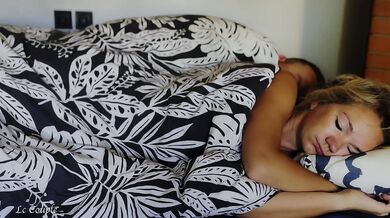 Husband surprised wife by sticking hard dick in her morning wet pussy and fingered her until orgasm