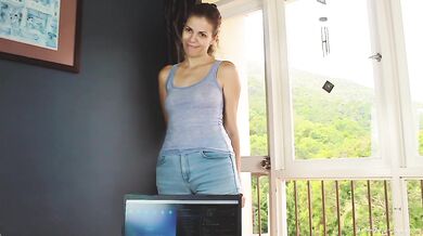 Beautiful cum craving girlfriend gets her fix