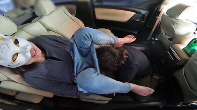 車の中で大量口内射精した後に精子まみれのチンポをそのまま挿入してSEXしてしまう人妻