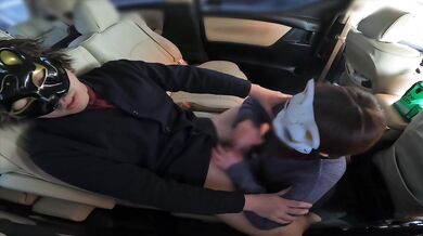 車の中で大量口内射精した後に精子まみれのチンポをそのまま挿入してSEXしてしまう人妻