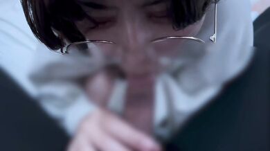 A girl with glasses who gives a cleaning blowjob until she gets smaller after pulling out.
