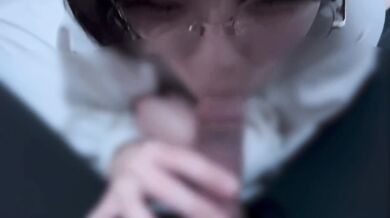 A girl with glasses who gives a cleaning blowjob until she gets smaller after pulling out.