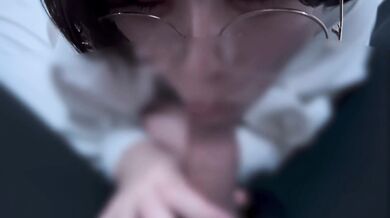 A girl with glasses who gives a cleaning blowjob until she gets smaller after pulling out.