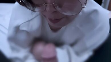 A girl with glasses who gives a cleaning blowjob until she gets smaller after pulling out.