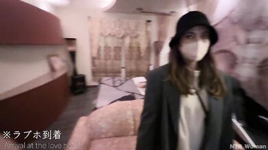 【イラマ潮吹き/快楽SEX】美術館で密会デートの後に中出しSEX 喉奥イラマで興奮して絶頂潮吹きしちゃう変態人妻さん   