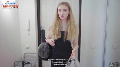 The courier mixed up the order, she solved the problem by taking off her panties / Dolly Rud