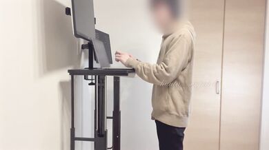 【こっそりフェラ抜き】仕事のミーティング中に痴女な彼女がいきなりフェラしてきて我慢できずに大量射精してしまった