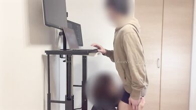 【こっそりフェラ抜き】仕事のミーティング中に痴女な彼女がいきなりフェラしてきて我慢できずに大量射精してしまった