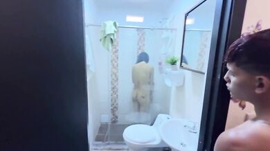 Me aprovecho que mi hermanastra toma una ducha para darle la mejor follada de su vida.