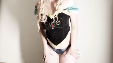 Anna Frozen dancing striptease for Kristoff and masturbating