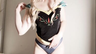 Anna Frozen dancing striptease for Kristoff and masturbating