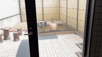 A naked Japanese woman enjoys a hot spring! After that, I fucked a plump beautiful woman at the hote