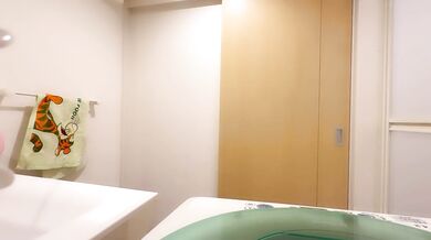 彼女のお風呂を覗いてたら、我慢できなくなって生挿入ししまった。素人/絶頂/おっぱい/美少女 