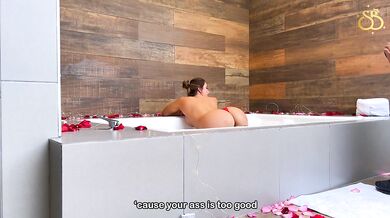 POV: Onlyfans model Scarlet Benz fucks the photographer in a photoshoot and fills her mouth with cum