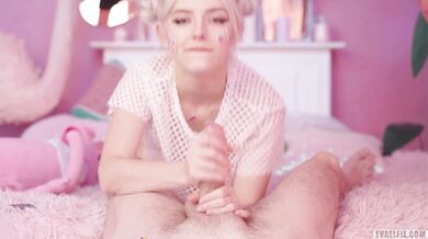 All cute girls love hot cum on their faces - Eva Elfie