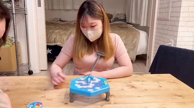 【個人撮影】 罰ゲームありのパーティーゲームでリモコンバイブ潮吹き我慢できず中出しSEXおねだり HENTAI/個人撮影/ハメ撮り/看護師/潮吹き/中出し