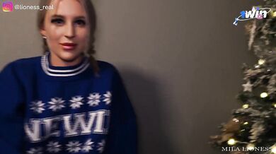 Stepmom lærer hendes jomfru søn at kneppe. Hot mom give mig en køn dukke og sig selv for det nye år