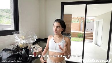 I made the delivery guy's cock hard by dancing sexy as a tip for his service