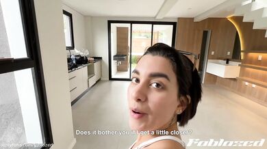 I made the delivery guy's cock hard by dancing sexy as a tip for his service