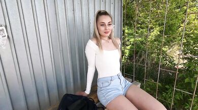 The girl from the stop jumped on the dick deep inside the pussy for E to pay money in the public