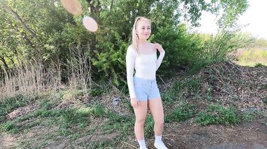 The girl from the stop jumped on the dick deep inside the pussy for E to pay money in the public