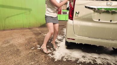 While washing my car, I got wet and my nipples were showing through. Even though there were people around, she put out her and was inserted raw and vaginal shot many times with a large amount of squirting. Cleaning / Japan / Uncensored / Big /