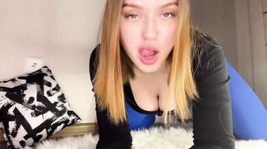 Sporty Girl With A Big Ass Masturbates. Shaking Orgasm Of Honey Sasha