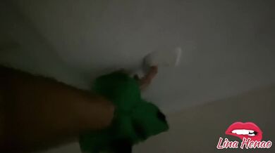 LINA HENAO TRICKS THE DELIVERY MAN INTO DEEPTHROATING AND FUCKING HIM