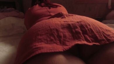 ¡ADRENALINA! pura en la alcoba de mi hermanastra, subí al cuarto y la vi con tremendo vestido ¡¡santo cielo le vi todo!! esta mas rica que mi novia