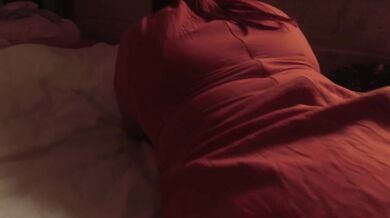 ¡ADRENALINA! pura en la alcoba de mi hermanastra, subí al cuarto y la vi con tremendo vestido ¡¡santo cielo le vi todo!! esta mas rica que mi novia