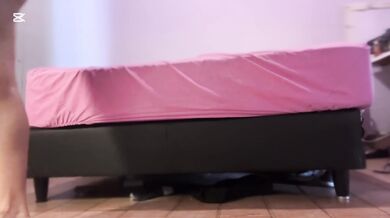 Latina caliente jugando con su coño apretado