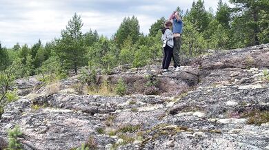 Sex sex på sten, smuk pige i naturen