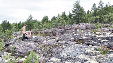 Sex sex på sten, smuk pige i naturen